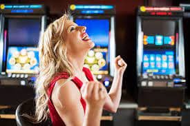 Studio permainan Fish Hunter tvonepoker dengan dealer langsung dan meja kartu HD